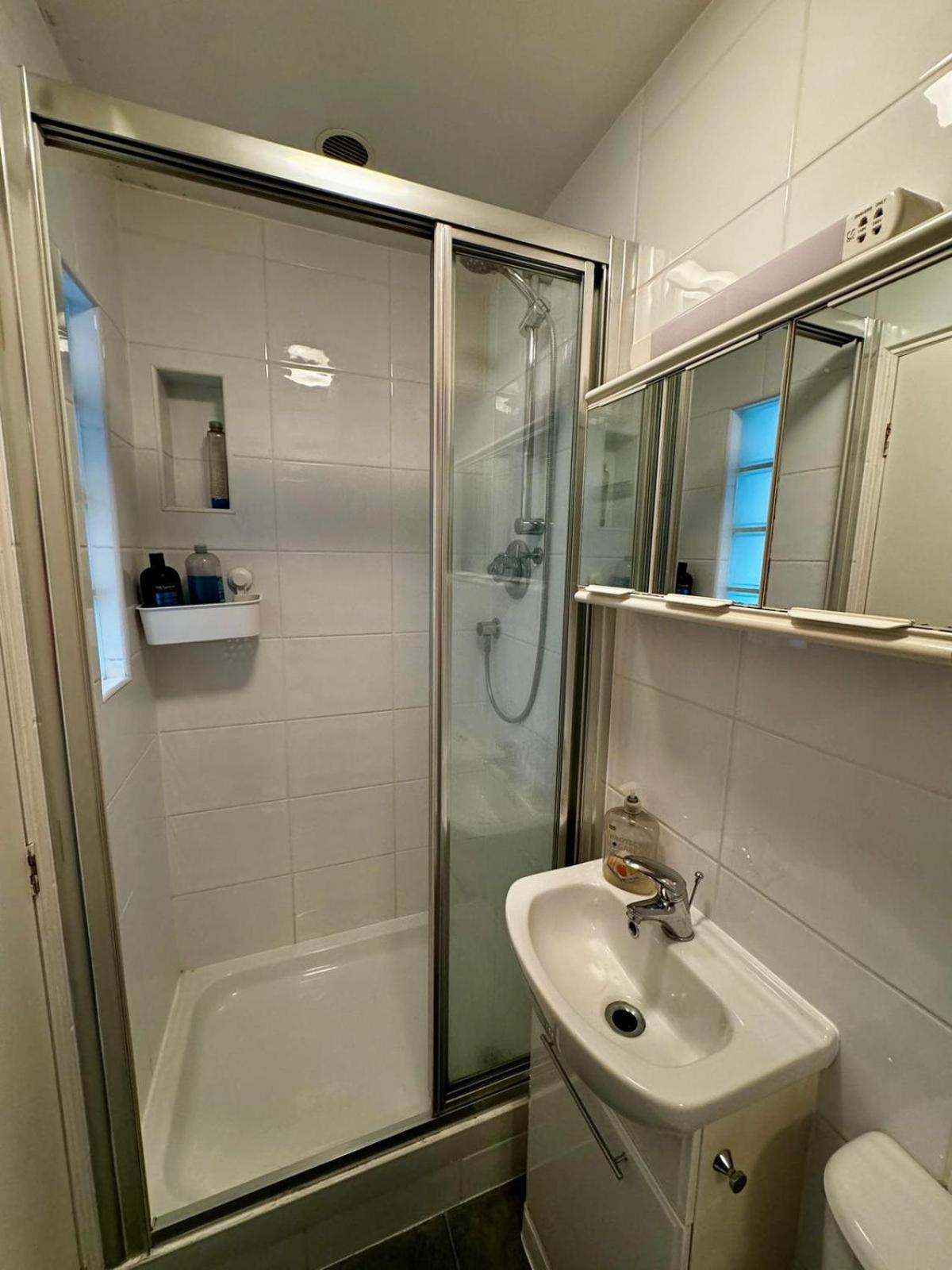 Amazing En-Suite Apartment In Finchley Central Londra Exterior foto