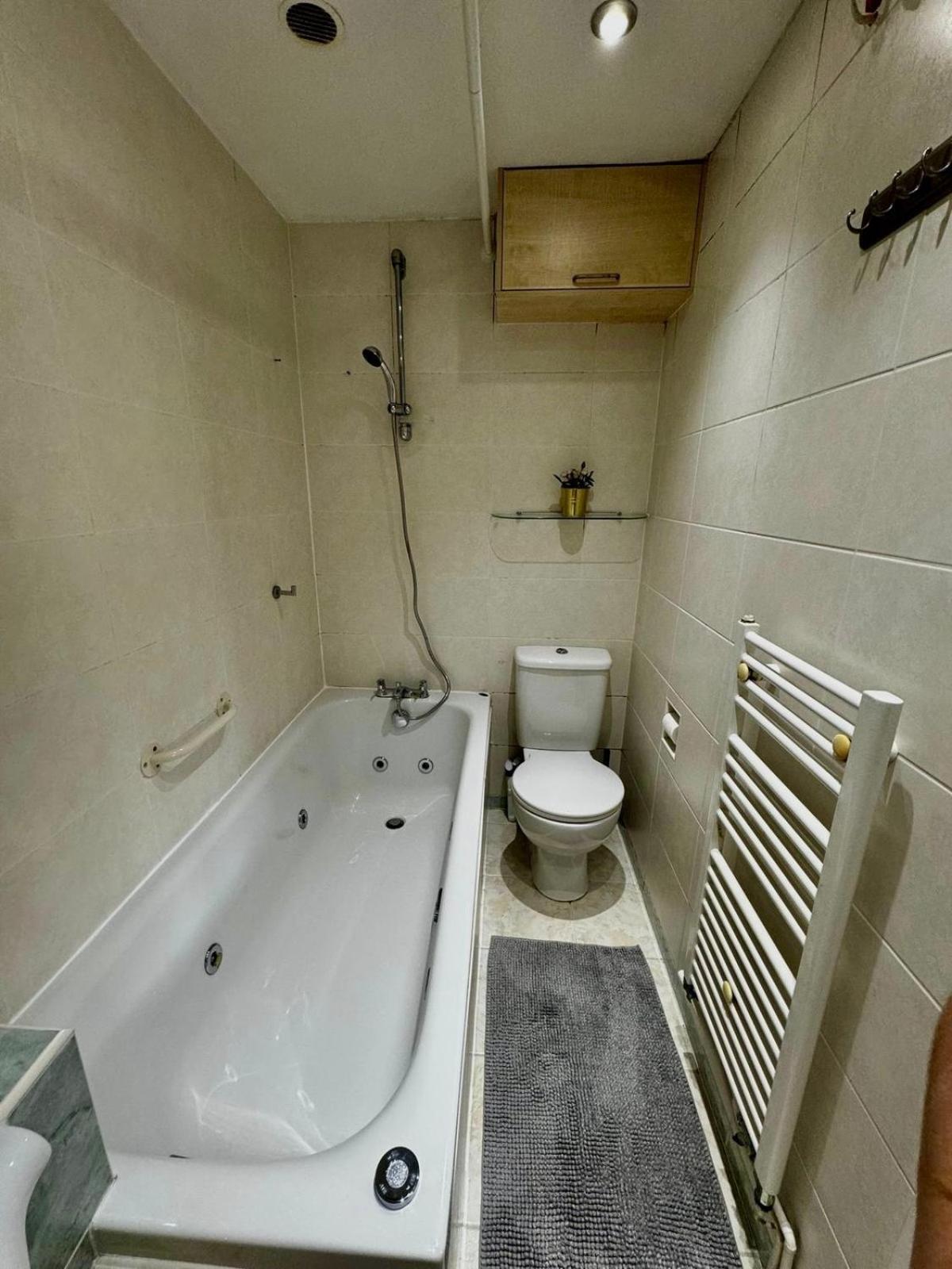 Amazing En-Suite Apartment In Finchley Central Londra Exterior foto