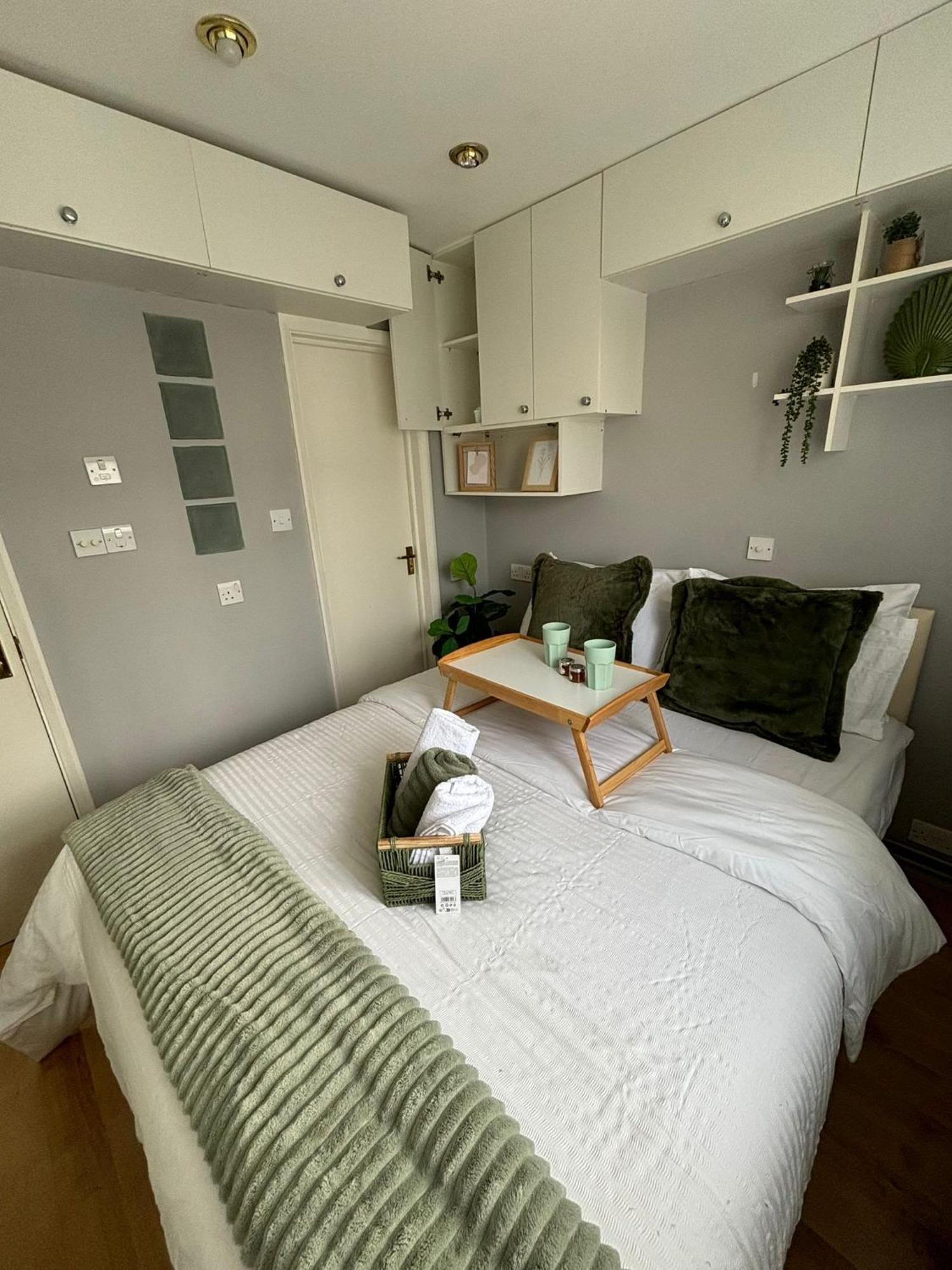 Amazing En-Suite Apartment In Finchley Central Londra Exterior foto