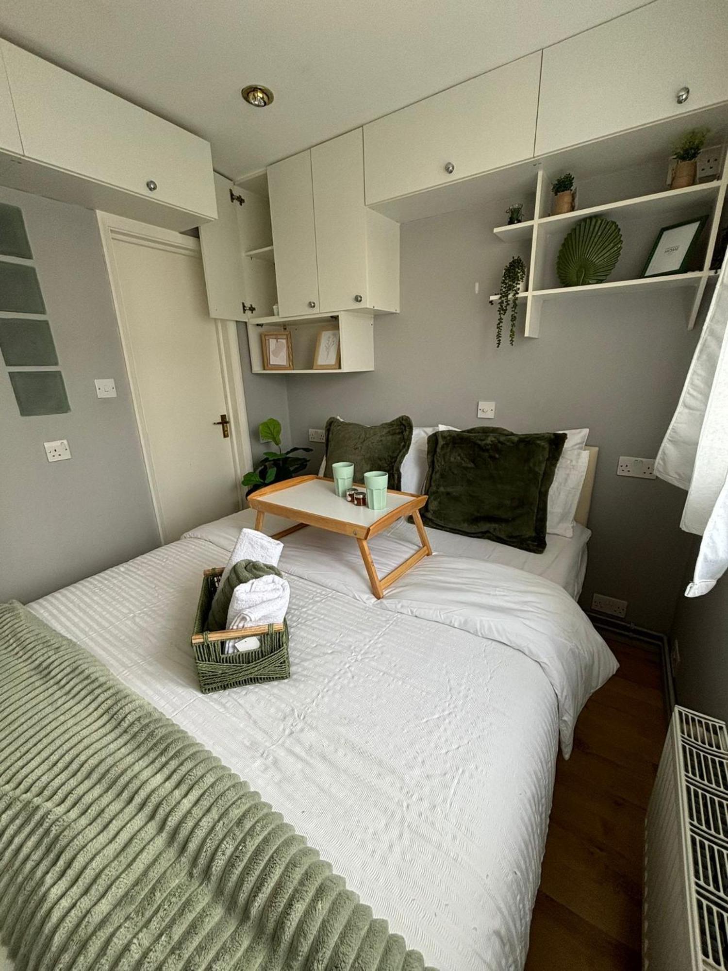 Amazing En-Suite Apartment In Finchley Central Londra Exterior foto